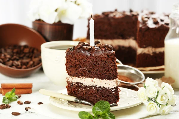 Heerlijke chocolade taart op tafel op lichte achtergrond — Stockfoto