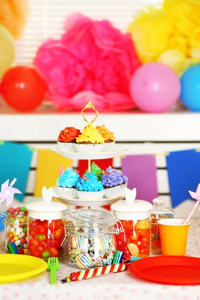 Tavolo di compleanno preparato con dolci per la festa dei bambini — Foto Stock