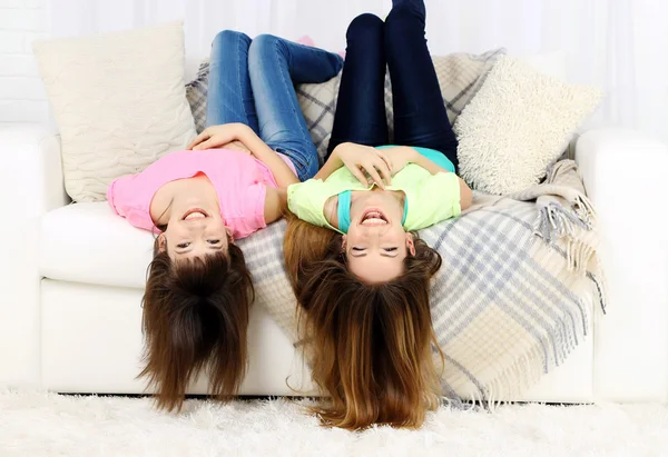 Dos chicas sonriendo en el fondo interior de casa — Foto de Stock