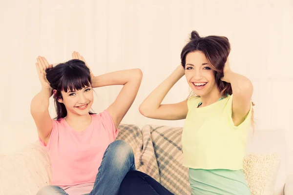 Duas meninas sorrindo em casa interior fundo — Fotografia de Stock