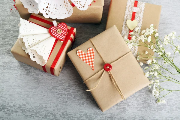 Prachtige giften op grijze achtergrond. Dag van de Valentijnskaart concept — Stockfoto