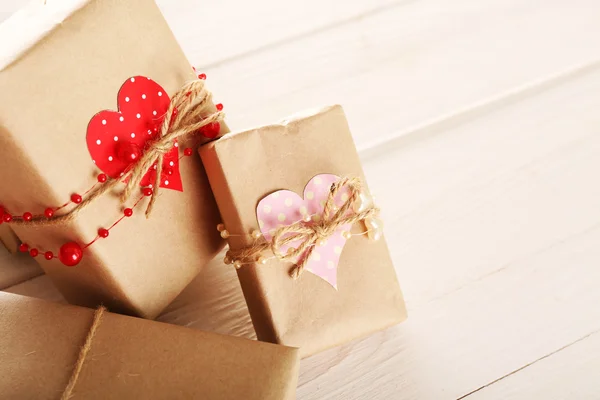 Hermosas cajas de regalo sobre fondo de madera. Concepto de San Valentín — Foto de Stock