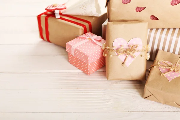 Güzel hediye kutusu ahşap masa üzerinde. Sevgililer günü kavramı — Stok fotoğraf