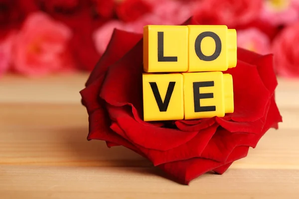 明るい背景に花と愛という言葉を形成する装飾文字 — ストック写真