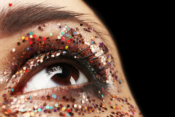Süslü glitter makyaj, makro görünümü ile kadın göz