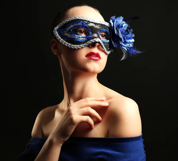 Retrato de mujer hermosa con maquillaje de lujo brillo y máscara de mascarada sobre fondo oscuro — Foto de Stock