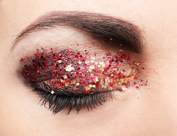 Occhio femminile con fantasia glitter trucco, macro vista — Foto Stock