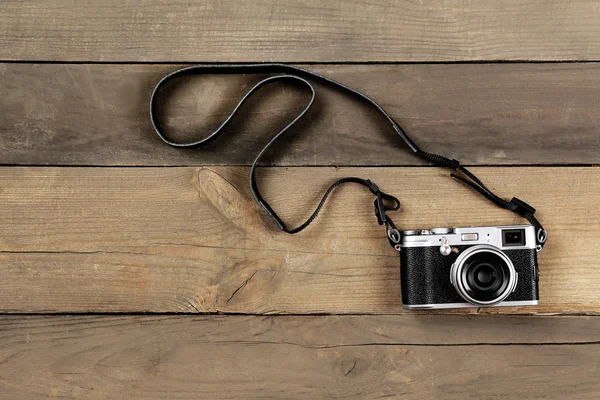 Retro-Kamera auf Holzplanken Hintergrund — Stockfoto