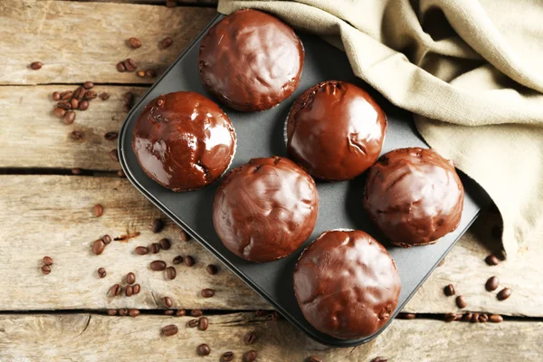 Smakelijk zelfgemaakte chocolade muffins op houten tafel — Stockfoto