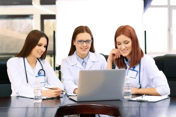 Gezondheidswerkers werken in vergaderruimte — Stockfoto