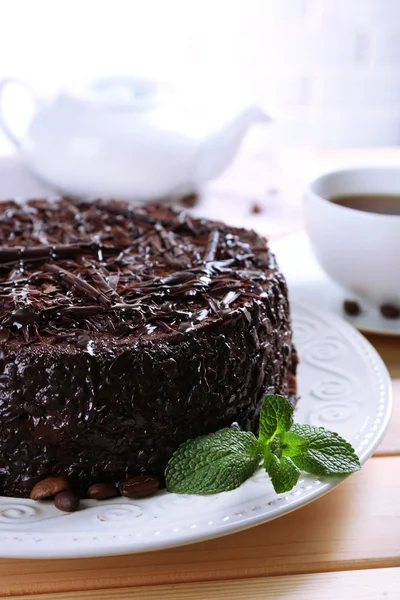 Leckere Schokoladenkuchen mit einer Tasse Tee auf dem Tisch aus nächster Nähe — Stockfoto