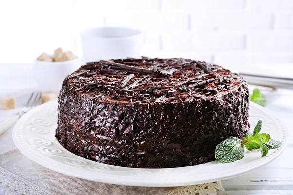 Gâteau au chocolat savoureux avec menthe sur la table close up — Photo