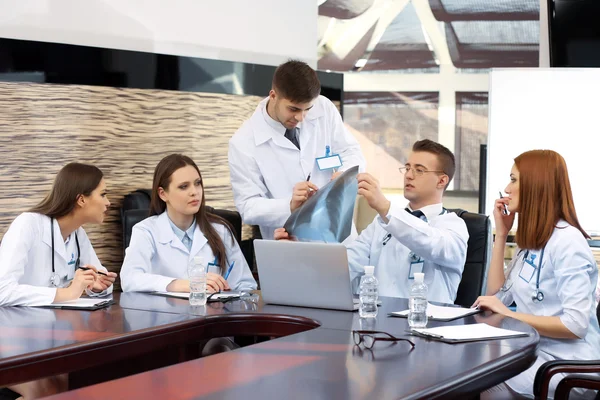 Operatori medici che lavorano in sala conferenze — Foto Stock