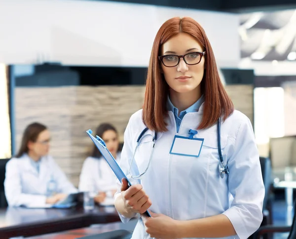 Magnifique jeune médecin avec équipe en salle de conférence — Photo