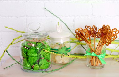 Tuğla duvar zemin üzerine masada St Patrick günü için kavanozlara tatlılar