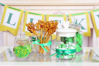 St Patrick günü için kompozisyon tatlılar masaya yakın çekim