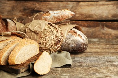 Eski ahşap masa üzerinde farklı taze ekmek