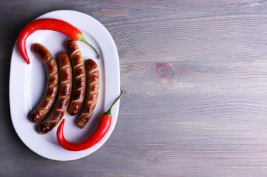 Plaka üzerinde ızgara sosis biber tablo ile yakın çekim