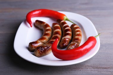 Plaka üzerinde ızgara sosis biber tablo ile yakın çekim