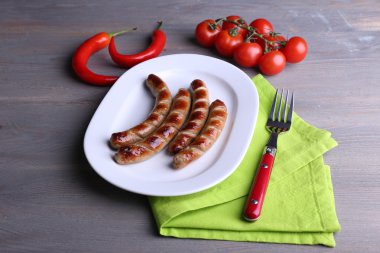 Masada sebzeli ızgara sosis tabakta yakın çekim