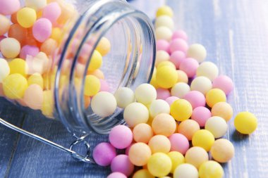 Jar tablo yakın çekim üzerinde renkli çikolata