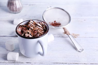 Kupa kakao marshmallows ahşap arka plan üzerinde ile