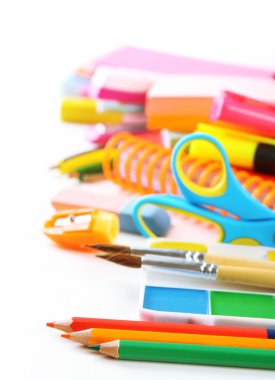 Parlak okul kırtasiye, üzerinde beyaz izole