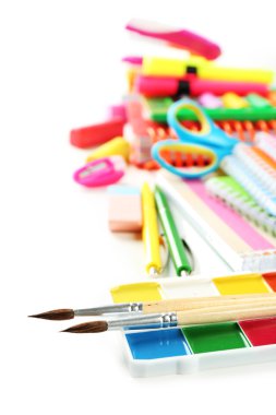 Parlak okul kırtasiye, üzerinde beyaz izole