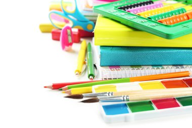 Parlak okul kırtasiye, üzerinde beyaz izole