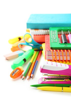 Parlak okul kırtasiye, üzerinde beyaz izole