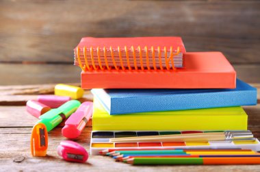 eski ahşap masa üzerinde parlak okul Kırtasiye