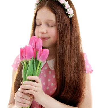 Çiçekli beyaz izole güzel küçük kız