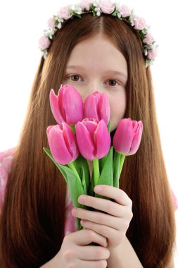 Çiçekli beyaz izole güzel küçük kız