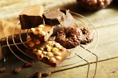 Natürmort kümesiyle metal stand, closeup Fındıklı çikolata