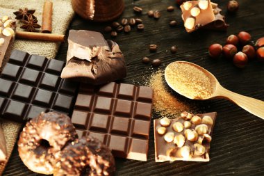 Çikolata, fındık ve ahşap masa, closeup baharat seti ile natürmort