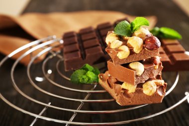 Natürmort çikolata ve fındık ile-metalleri kümesiyle standı, portre