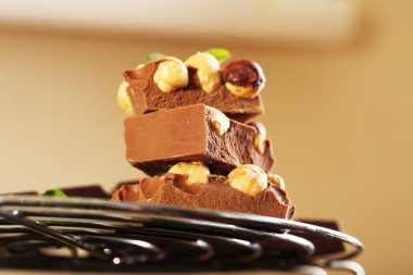 Yığın ışık arka plan üzerinde Fındıklı çikolata