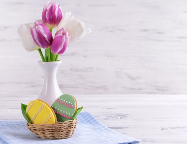 Açık renkli masaya lezzetli Paskalya kurabiyeleri