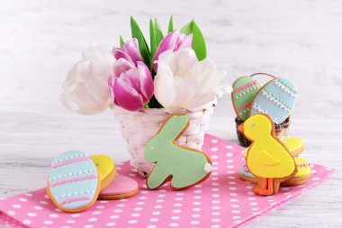 Açık renkli masaya lezzetli Paskalya kurabiyeleri