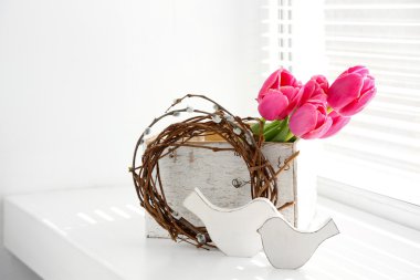 Güneş ışığı ile pencere üzerinde pembe güzel Lale