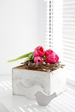 Güneş ışığı ile pencere üzerinde pembe güzel Lale