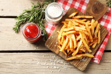 Tahtada patates kızartması, ahşap masa arkasında.