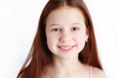 Tuğla duvar arka plan üzerinde güzel küçük kız