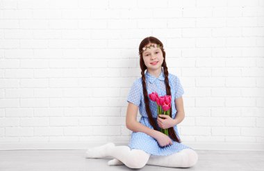 Tuğla duvar arka plan üzerinde güzel küçük kız