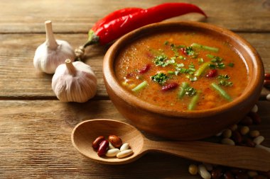 Kase ve malzemeler ahşap masa arka plan üzerinde fasulye çorbası