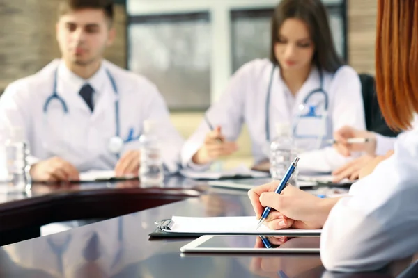 Trabajadores médicos que trabajan en la sala de conferencias —  Fotos de Stock