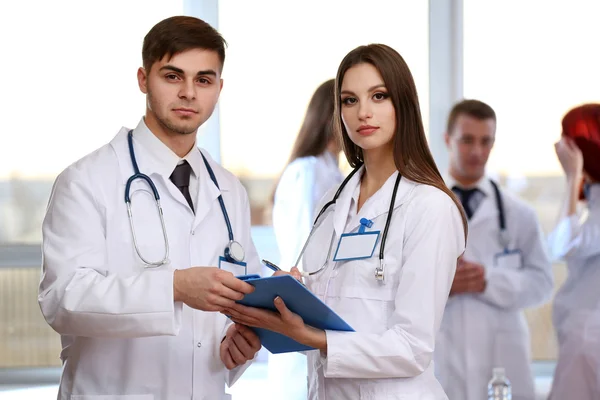 Travailleurs médicaux en salle de conférence — Photo