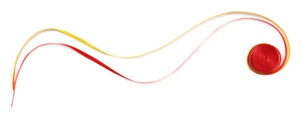 Elszigetelt fehér színes vörös és a sárga szalagok — Stock Fotó