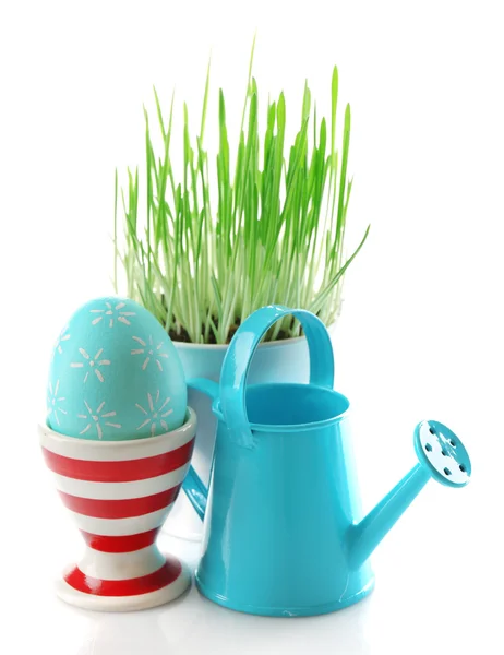 Grama verde fresca em balde de metal pequeno e ovo de Páscoa em stand, isolado em branco — Fotografia de Stock