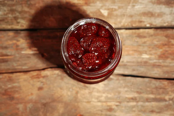 Vaso di marmellata di fragole su sfondo di legno — Foto Stock